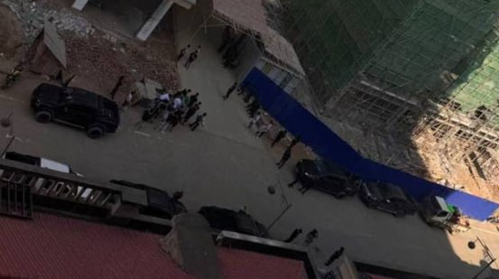 clyl99's tweet photo. #网友投稿  鸿图旁边新盖的楼  跟着军车去了这个是搞什么？ https://t.co/f0lUTbpZ2S