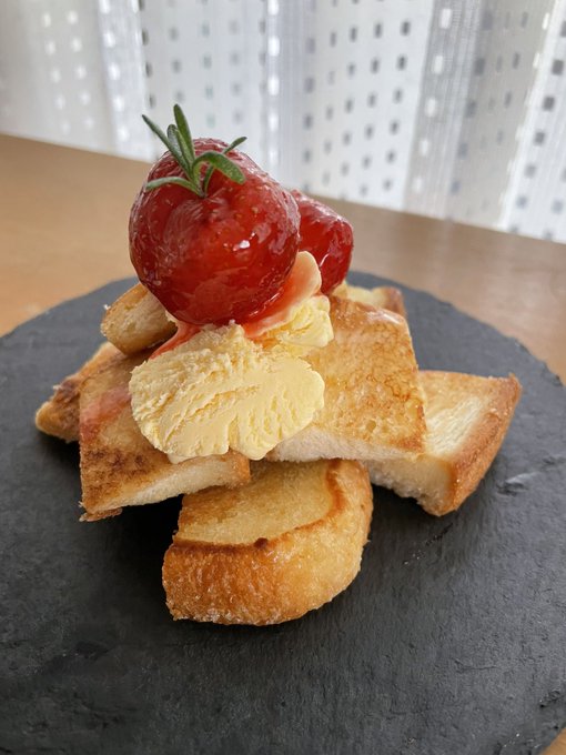 Garbageasdf's tweet image. フライパンでシュガーバタートースト！ 苺&amp;amp;アイスのせ