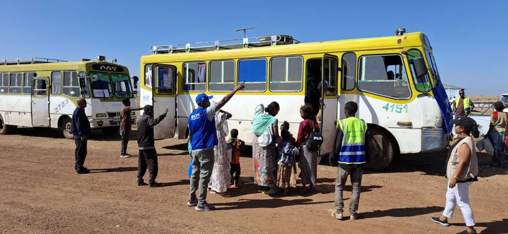 Over 9,000 displaced persons in Endabaguna face dire conditions &amp; IOM voluntarily relocated 98 HHs or 489 people to Maidimu camp in coordination with local authorities.
Support incl transport, medical checks &amp; escorts, and food &amp; water, with this week's phase to relocate 400 HHs.