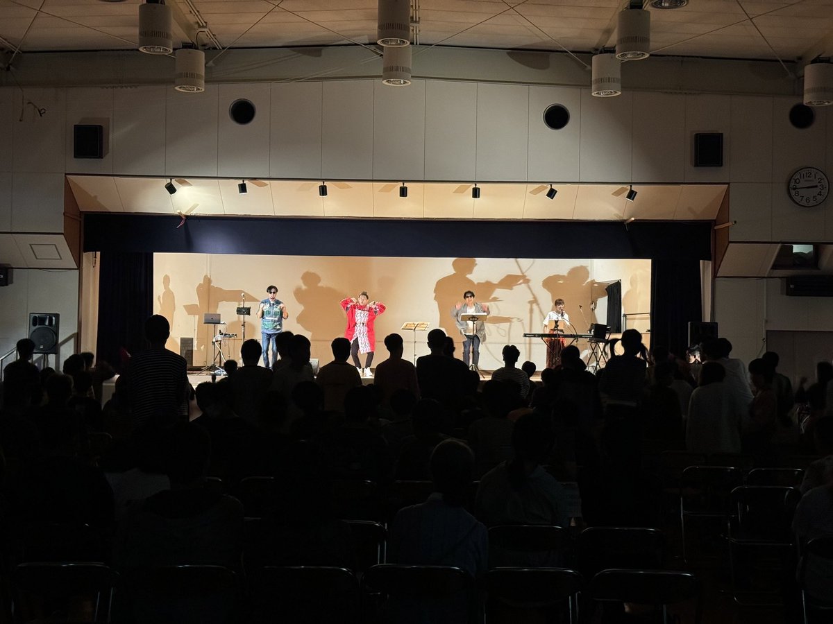PrankPlan3's tweet photo. 小堀理事長のご挨拶から会場は���気いっぱいの声に包まれ、本番は昨年覚えてくれていた子供達も多くいて、大歓声の中スタート。
みんなの知っている楽曲やPrank Planのオリジナル楽曲、またシンガーソングライター鈴木あいちゃんの童謡も届けさせていただきました。 https://t.co/qU7sMogOEs