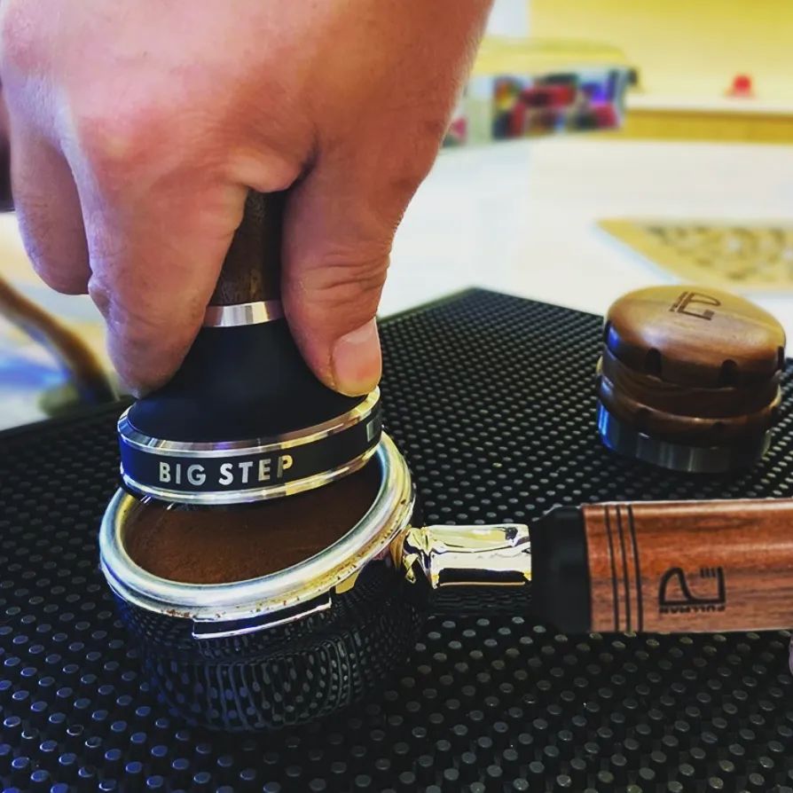 pullmanespresso's tweet image. Take your coffee game to the next level with Big Step—where innovation meets bold flavor, one cup at a time. ☕
📷: @thehomebarista 🌳

Shop now and transform your coffee moments! Check out our website at zurl.co/wQ4f