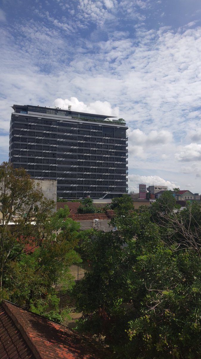 rnaihujan's tweet photo. Begitu riuhnya rindu,
Menjerit berlarian di lorong nadi,
Sunyi di luar bising di kepala,
Dan semua debar hanya tentangmu.

#brisik https://t.co/FMWex05shp