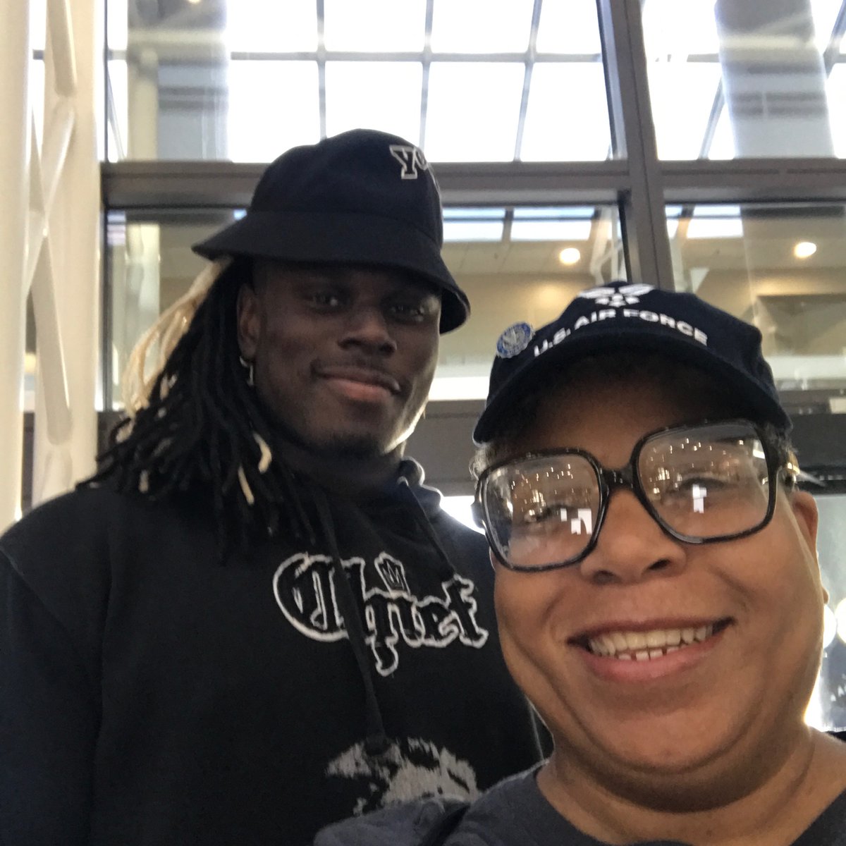 usafamamameeks's tweet photo. And You never know who you gonna run into ☺️ - A touchdown for my birthday 🎂 birthday in the ❄️ storm https://t.co/mVGoquZbuI