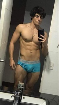 hornyxtired's tweet photo. Renato dice que sabe preparar muchas comidas peruanas y yo siento que cualquier cosa que él me ponga en la boca me va a gustar 🔥 #GranHermano https://t.co/MVizyrOn9O