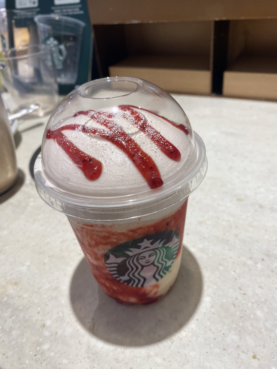 tomochin9617's tweet photo. 武道館の新幹線を取ったついでにスタバのTEAVANA限定のストロベリー&ジョイフルメドレーフラペチーノを飲んでみました。
甘さスッキリですごく美味しかった!リピ確定です😁
#スタバ #スターバックス #TEVANA #ストロベリーandジョイフルメドレーフラペチーノ https://t.co/uiHAc1EPYZ