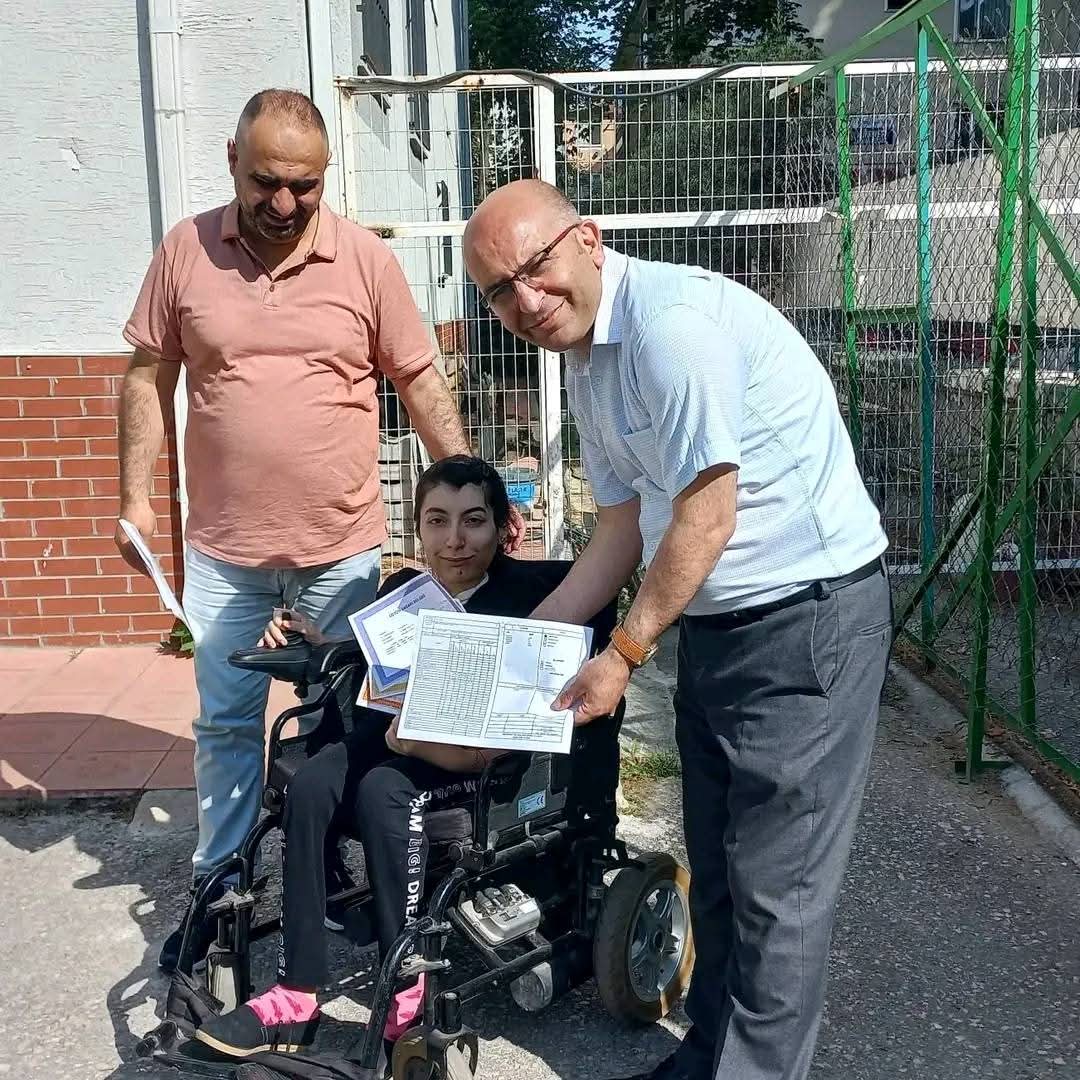 Bizi insan yapan ne kolumuz, ne de bacağımızdır
İnsanı insan yapan kalp ve vicdanıdır. Engelsiz bir dünya için kalpler engelli olmasın yeter.
Tüm engelli kardeşlerimizin Dünya Engelliler gününü kutluyor kendilerine engelsiz bir dünya diliyorum.🍀❤🍀
 #3AralıkDünyaEngellilerGünü