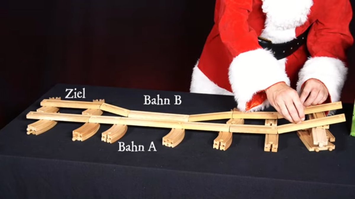 Tür 03: Die Weihnachtsmann baut zwei Bahnen, eine horizontale und eine mit Senke. Auf welcher kommt die Murmel schneller ans Ziel?
smpl.is/9x6qg
#Physik #Wissenschaft #Bildung #Advent #Weihnachten #Schule #Lehrer #MINT #Lernen #WissKomm #Adventskalender #PhysEdu #twlz