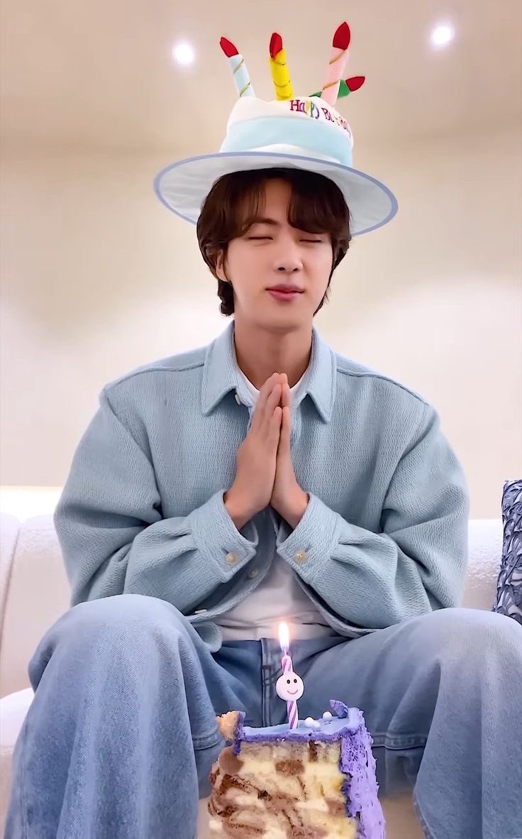 abaihtk's tweet photo. JIN’S BIRTHDAY GIVEAWAY 💜

- 1 winner of BTS weverse membership  
- retweet &amp; like
- followers only
- reply a birthday greeting for jin 💗
- must be willing to share their weverse account details

— worldwide | ends tomorrow https://t.co/opthCEu9x2