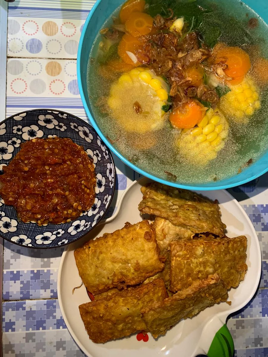 Mwatie9's tweet photo. Makan siang lauk tempe goreng sayur bening sambel korek 😋 https://t.co/Lgp2AzcipR