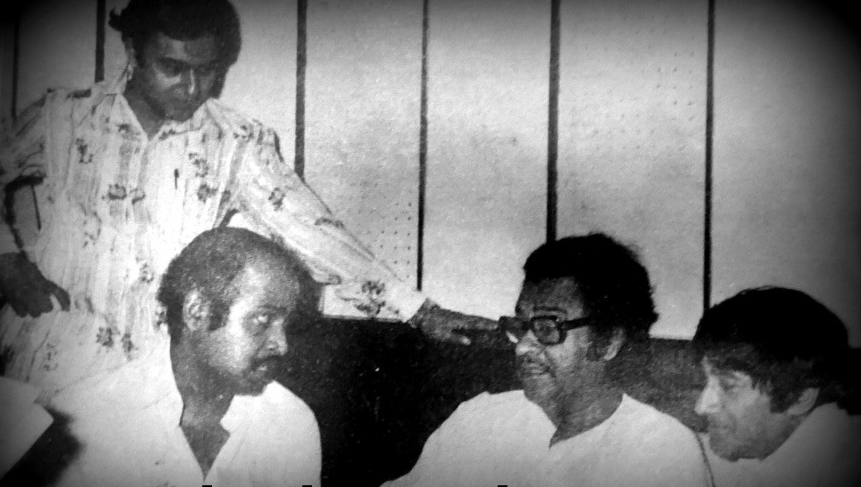 FRajMovies's tweet photo. @vittalbalaji @anibhat123 @1parthivdhar 🙏 #DevAnand🙏
Recording of #DesPardes with @amitkhanna SIR, #RajeshRoshan and #KishoreKumar
@p1j @filmyaashiq https://t.co/tud5m9WwtC