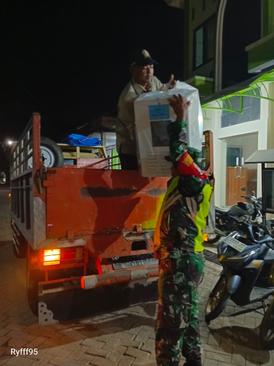 PpsJetak's tweet photo. #Latepost 
• Logistik • 27 November 2024 •

Pergeseran logistik dari KPPS ke PPS, dikawal pak Babin. Ahhaayyyy..  

#kpumelayani
#kpujateng
#kpudemak
#logistik https://t.co/ss2jmrmrmR