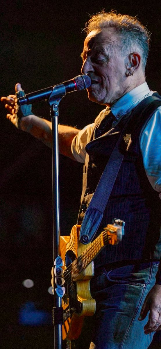 BDoltri's tweet photo. “…At night I could hear the blood in
my veins
Just as black and wispering as the
rain
On the streets of Philadelphia…”
❤️🎸🇺🇸🎷🇮🇹❤️
#FromItalyForBruce
#Springsteen
#BruceSpringsteen
#SpringsteenTour2024
#3Dicembre
#December3th
#Buongiorno
📸 : @redemartin https://t.co/ejdJxeNsRf