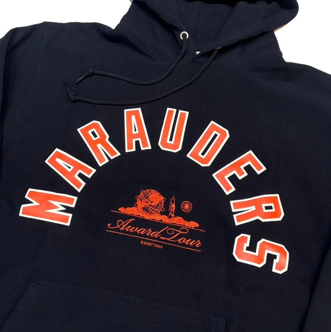 RAPATTACK 

ATCQの3枚目のアルバム、『Midnight Marauders』から着想を得た厚手（12.0oz)のフーディー。胸のアーチロゴはプリント、中央のマークは刺繍で仕上げています。　

ブラックとネイビーになります🎨