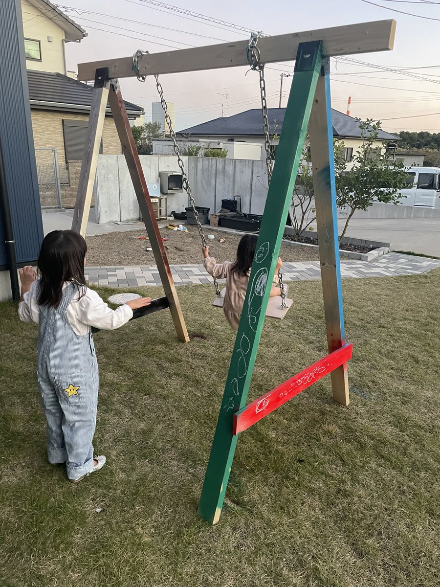 dqmls_E's tweet photo. ブランコ作りました！
子供達には色塗りをお願いました♪センス🙆‍♂️ https://t.co/3j6kqW318z