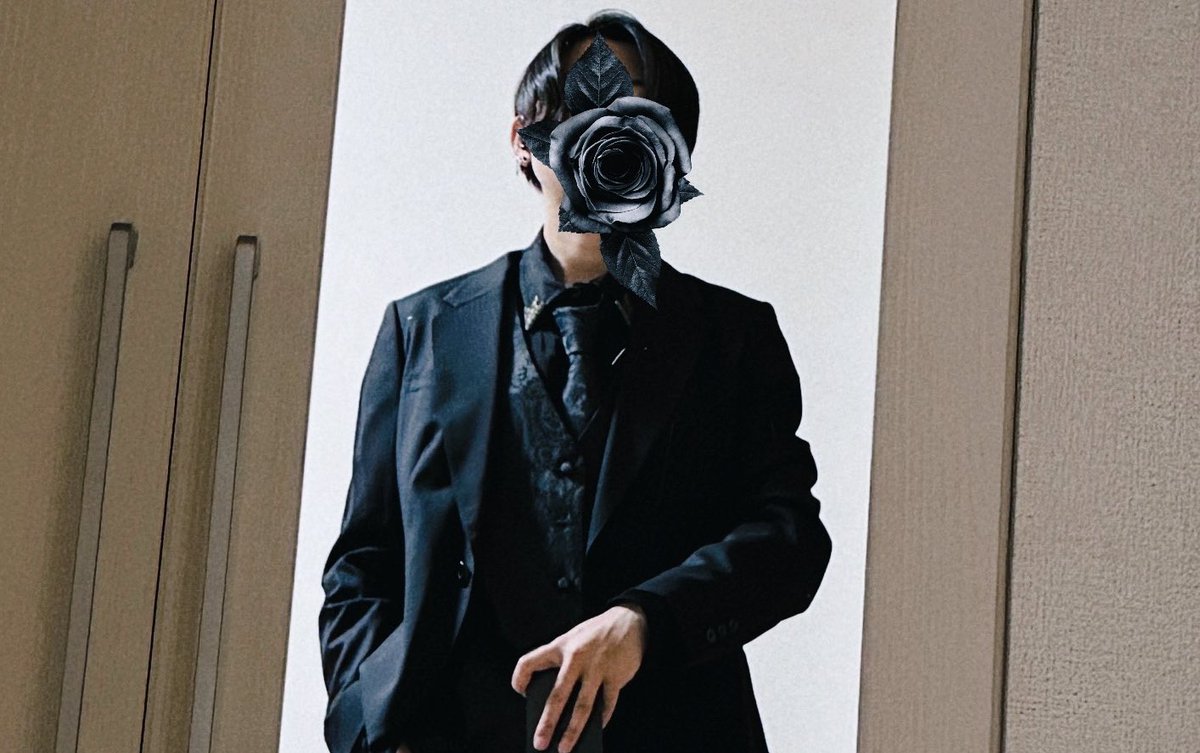 one____02's tweet photo. 注文してたジレが届いたからウキウキで着てみたけど友達に反社と言われてしまった
確かにそうだ… https://t.co/o861R2vevT
