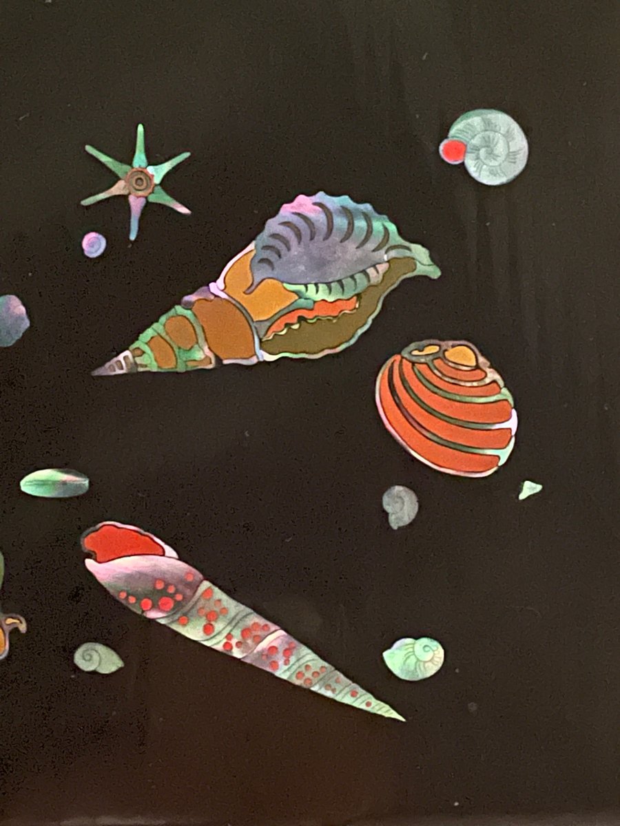 特別展『黒漆と螺鈿の漆器』で展示中】きらきら光る螺鈿と色漆の貝殻が