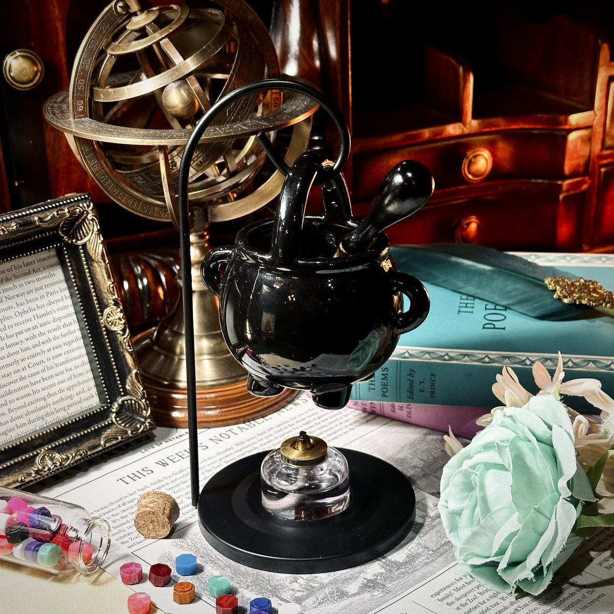 魔女が笑みを浮かべる夜… これからの寒い季節に心温まるアイテム