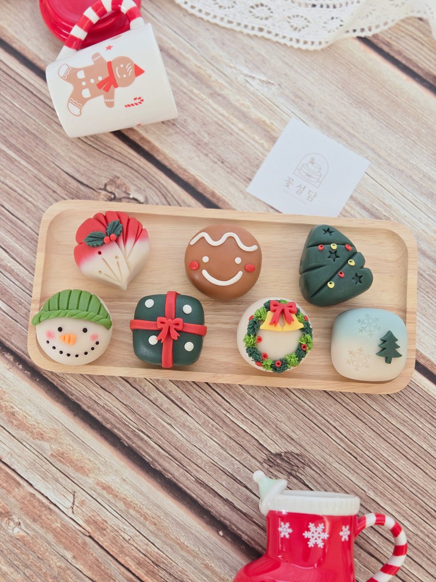 벌써 크리스마스가 코앞이라니
믿을 수 없어요........

12월 한달동안 준비드리는 
크리스마스 시즌 화과자 시작합니다!

속앙금 맛은 코코아, 밀크티, 고구마 세가지 맛으로 준비했어요🎄