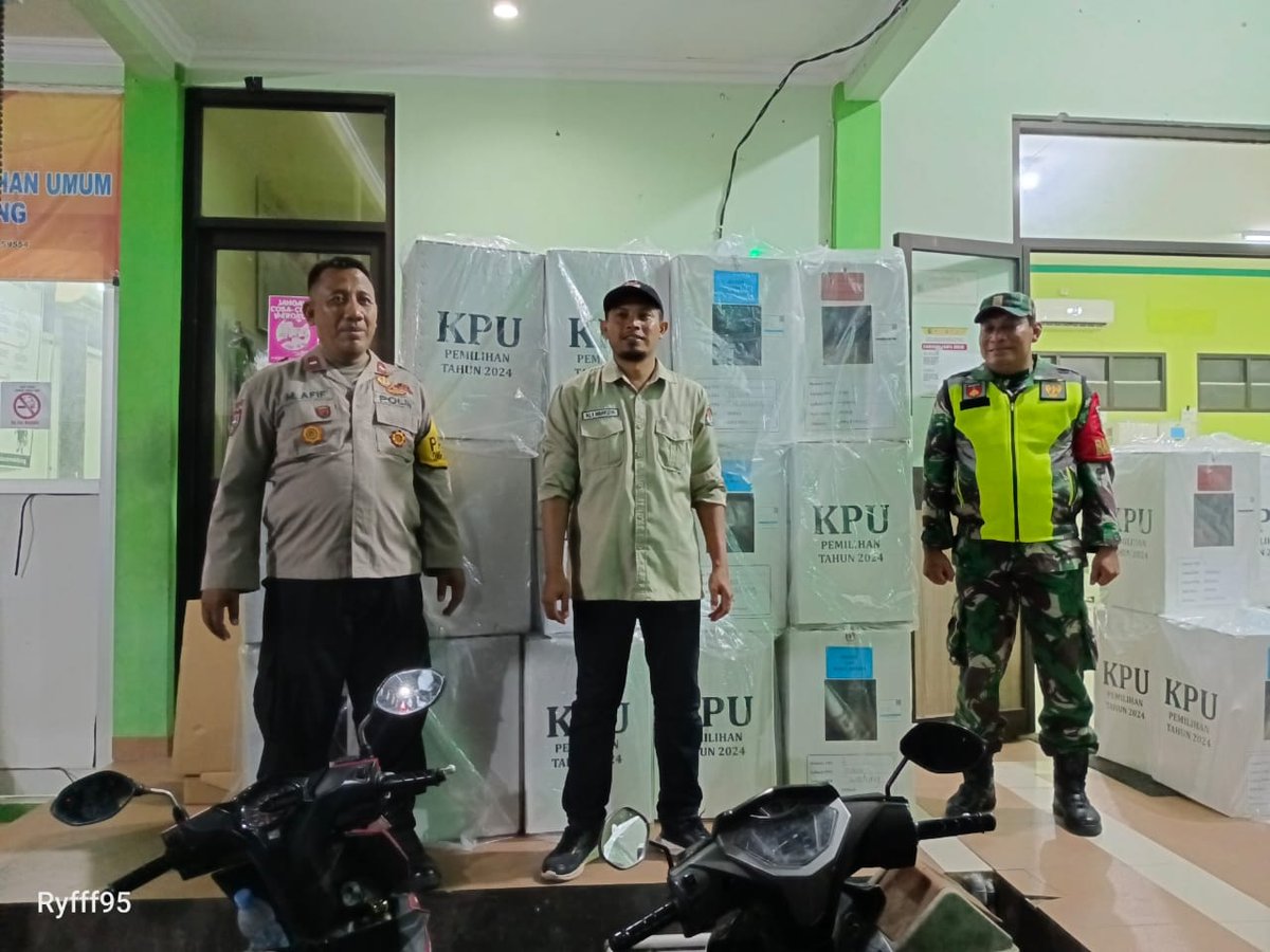 PpsJetak's tweet photo. #Latepost 
• Logistik • 27 November 2024 •

Pak Babin juga mengawal kita menggeser logistik ke kecamatan. Semangat, Pak!

#kpumelayani
#kpujateng
#kpudemak
#logistik https://t.co/J4THaqzxvt