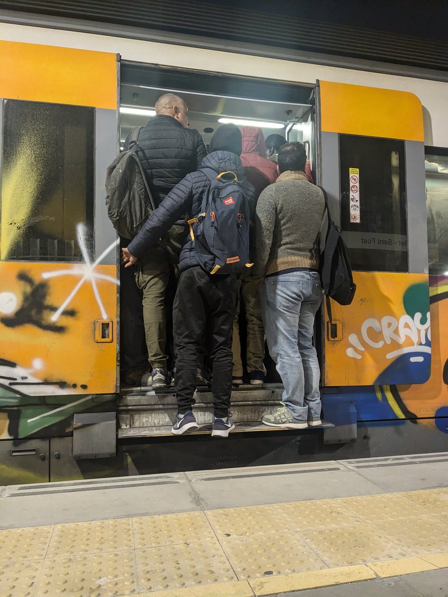 oceabaricco's tweet photo. El tracte de @rodalies als usuaris és absolutament indigne. Així va el tren aquest tren de la #rod2 a Mollet. I el que queda. @sindicdegreuges @peremacias1 @territoricat https://t.co/4WVWybq4H6