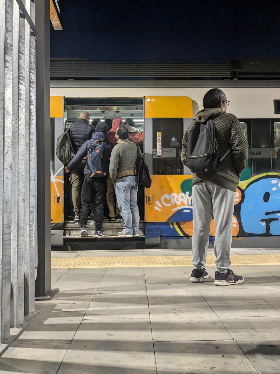oceabaricco's tweet photo. El tracte de @rodalies als usuaris és absolutament indigne. Així va el tren aquest tren de la #rod2 a Mollet. I el que queda. @sindicdegreuges @peremacias1 @territoricat https://t.co/4WVWybq4H6