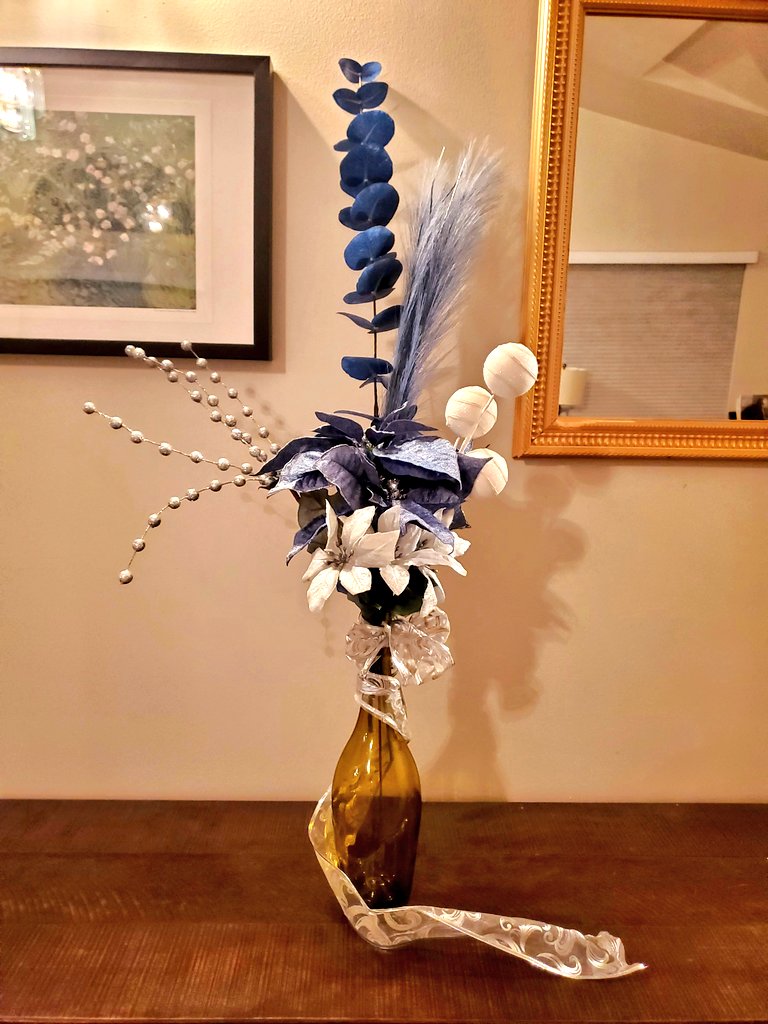 ワインボトルが可愛かったので、花瓶にして、アレンジしてみた✨

#フラワーアレンジメント
#クリスマス