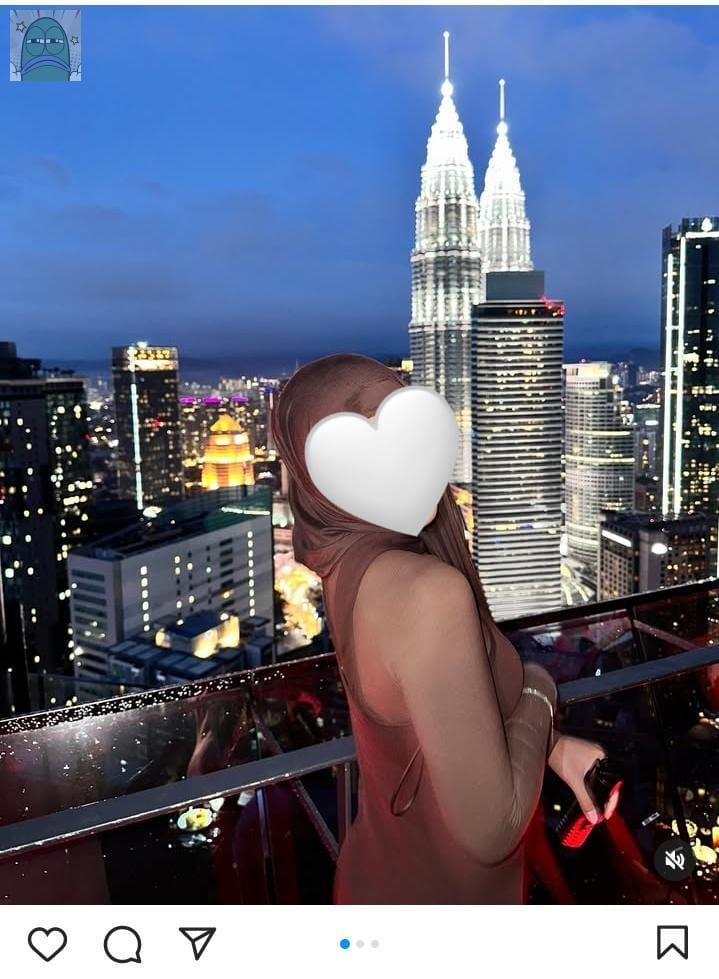 💚 cw // Muslim
Buat saudari² muslimah, tolong jangan menormalisasi pakaian yg seperti ini yah 🙏🏻
Karena pakaian menggunakan hijab itu sejatinya menutupi aurat, bukan sekedar membungkus aurat 🙏🏻