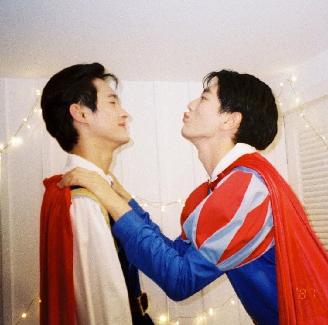 mfckingzarry's tweet photo. there were just the perfect match ✨ #เก้าอัพ  

#uppoompat #number_9th https://t.co/54Ecv5BSYv