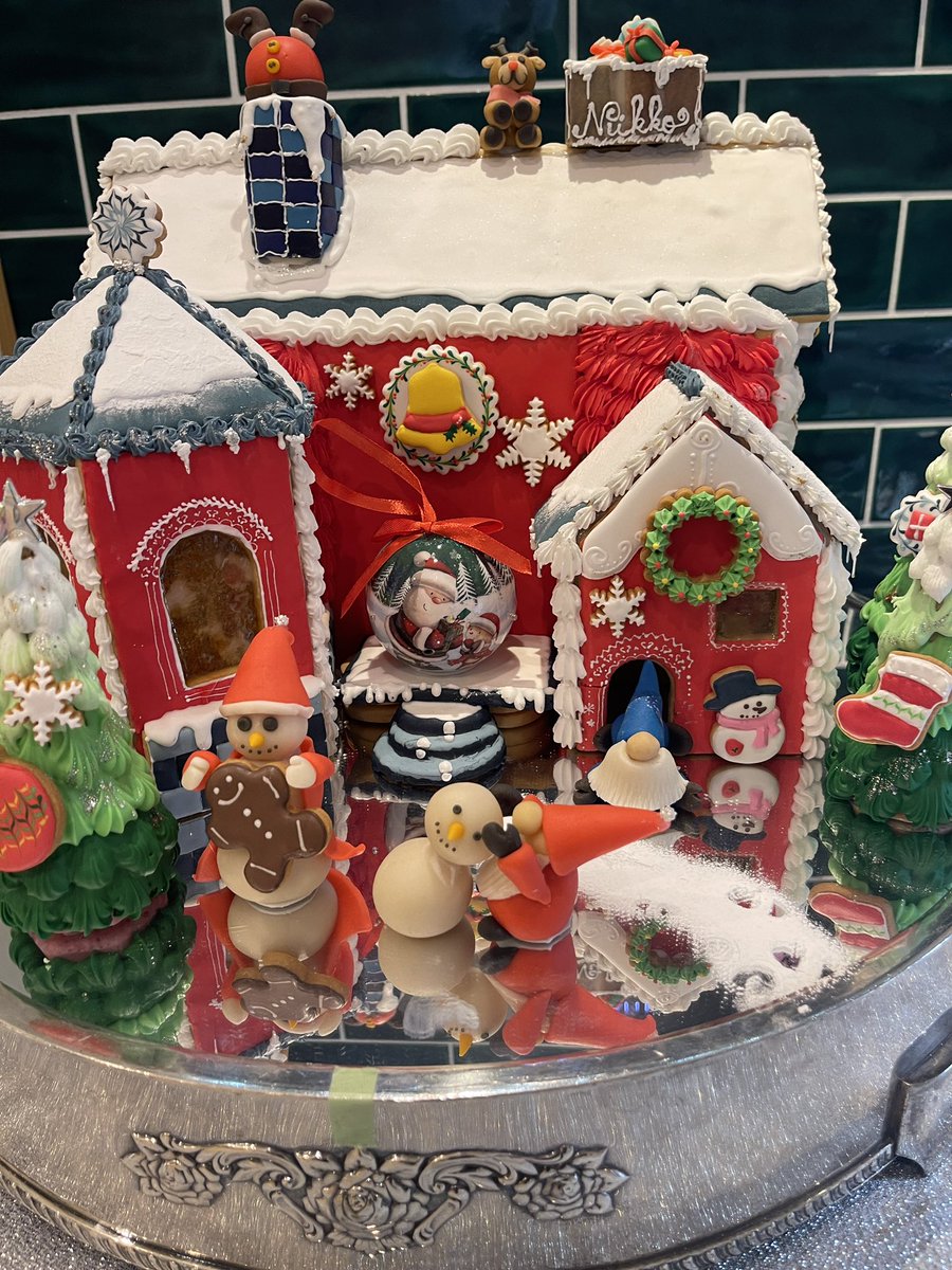 ホテルパテシエが作ってくれた、マジパンのクリスマス🎄ディスプレイ🤶🎅
可愛い😍❤️💕