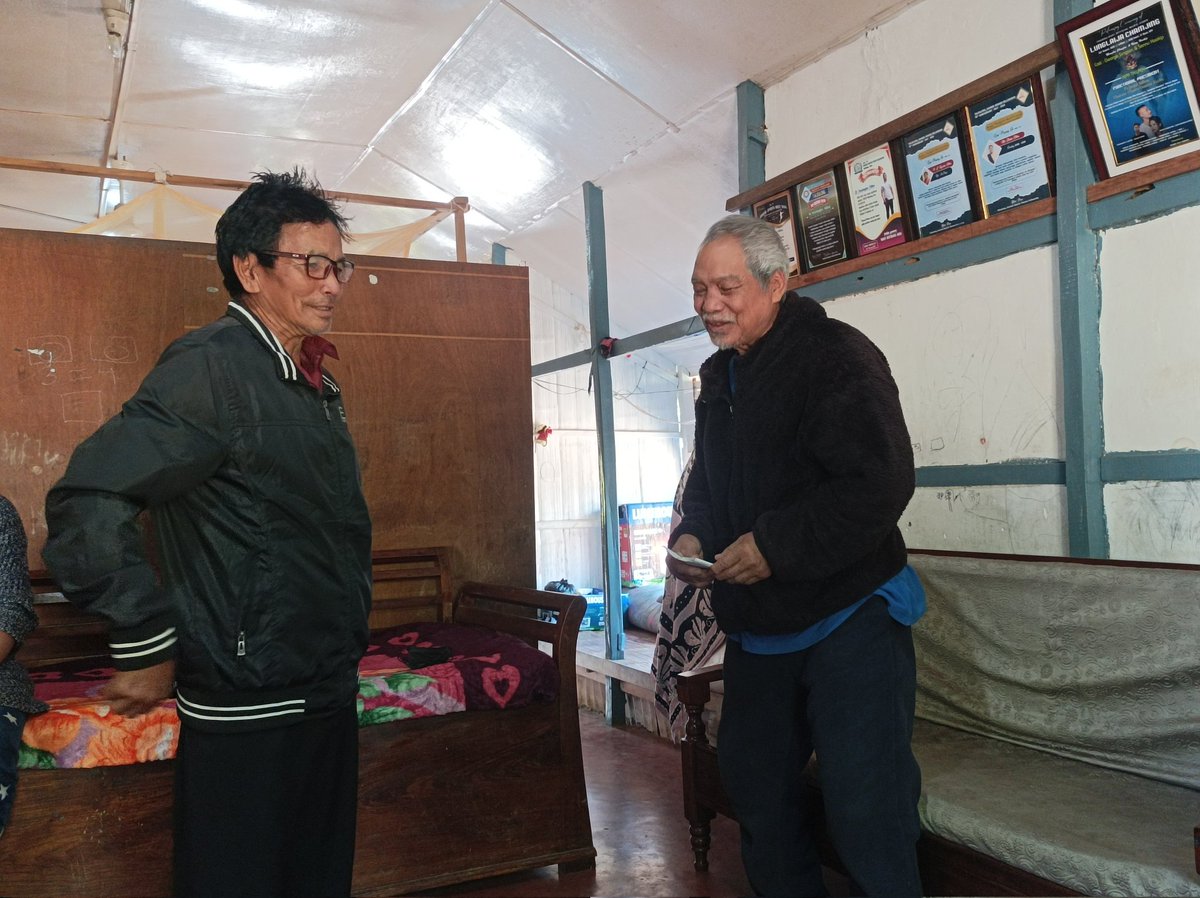 Thadou_TLF's tweet photo. TLF Chairman Pu J. Sitlhou tahsa dammona akon adamdoh loi nadingin TLF Vice Chairman pu lamkainan vilna le Taona akineipeh in ahi. Nam miten jong Pu Chairman damdoh loi nadingin Taonan geldoh cheh ute 🙏🏻 https://t.co/n3ien8rpbv