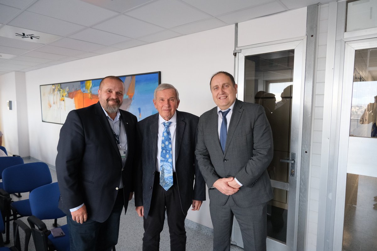 FNBrno's tweet photo. Zakladatel Interní hematologické a onkologické kliniky prof. Jiří Vorlíček se rozloučil s @FNBrno. Vedení nemocnice a kliniky mu poděkovalo za jeho práci.
https://t.co/FIwdExnCLb https://t.co/QmyeeBSnH3