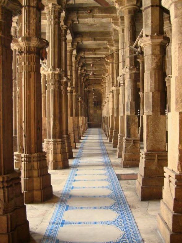 Kshatriya_koli's tweet photo. Bhadrakali Temple converted to Jama Masjid in Ahmedabad by Ahmed Shah.
Flowers, mandalas, coiled serpents representing kundalini, dancers & bells are found carved on the 100 odd pillars.
Such intricate carvings are prohibited in Islam
#LostTemples #gujarat #Ahmedabad https://t.co/ld2SgVVPyu
