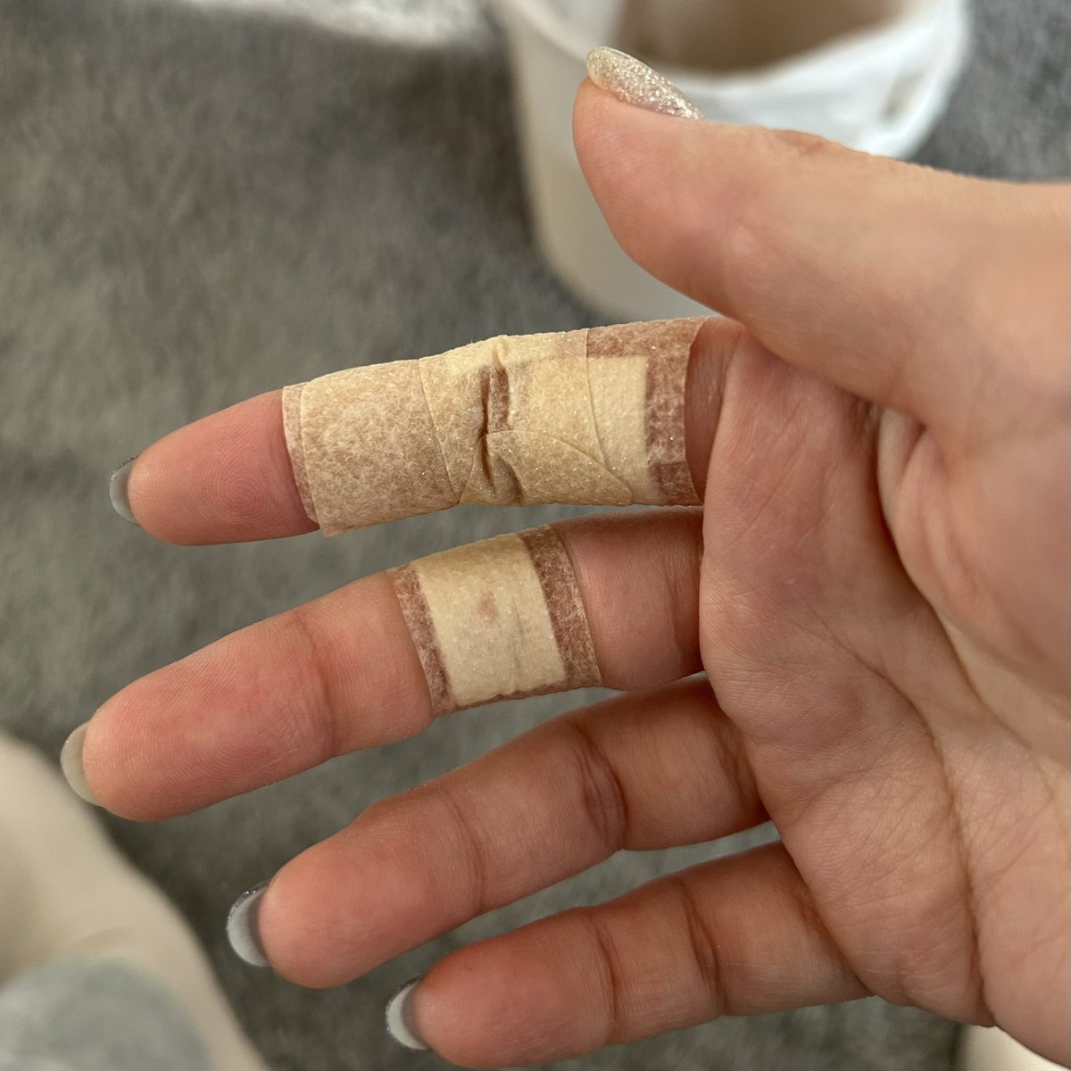 猫を病院に連れて行ったとき手噛まれて結構痛かった。血出てたところに絆創膏貼ったらこれ。普段からよく噛む子だけど、普段のはまだ加減してくれてたんだ…と思った。