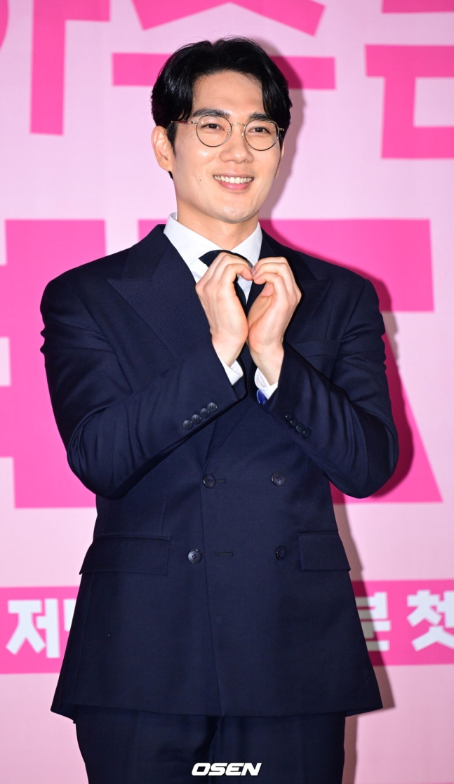 KoreanUpdates's tweet image. #UhmTaeGoo reportedly received an offer to appear in new movie #WildThings, along with #KangDongWon and #LimJiYeon.

The movie is scheduled to start filming next year.

m.entertain.naver.com/now/article/10…
#KoreanUpdates VF