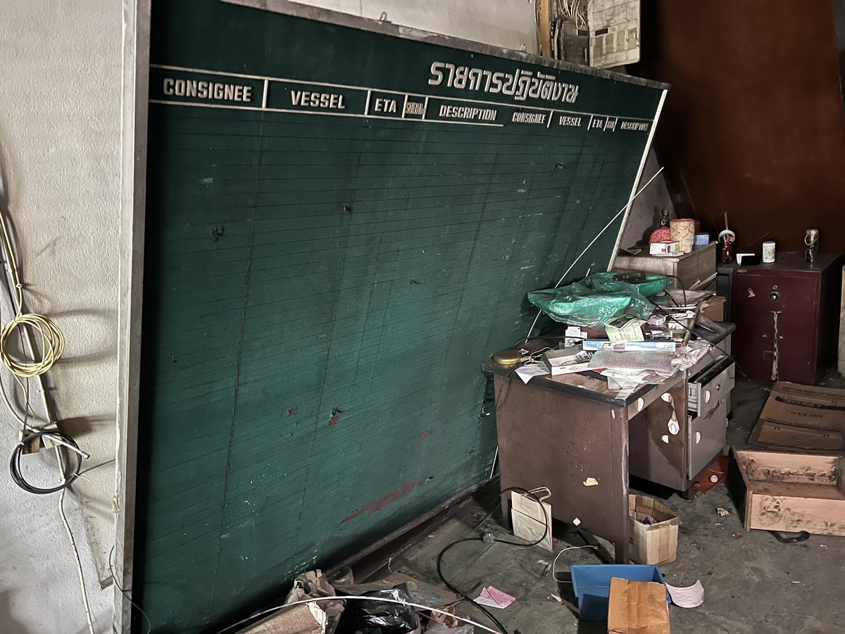 「Exploring an abandoned shipping officeOf」|恶堕机械球FallenSphereのイラスト