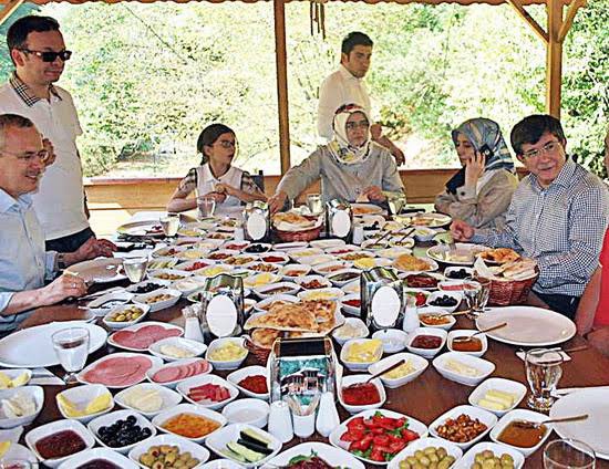 Madem öyle şu sofranla sadece Kilis’e aldığın 100.000 mülteci doyardı.