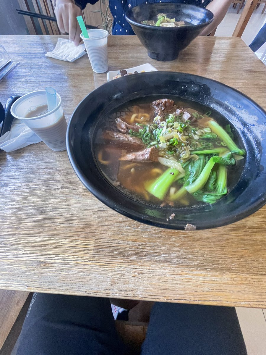本來要去吃鵝肉，結果不好停車，換來吃這家，可加麵加湯唷！還有🧋

#嘉義