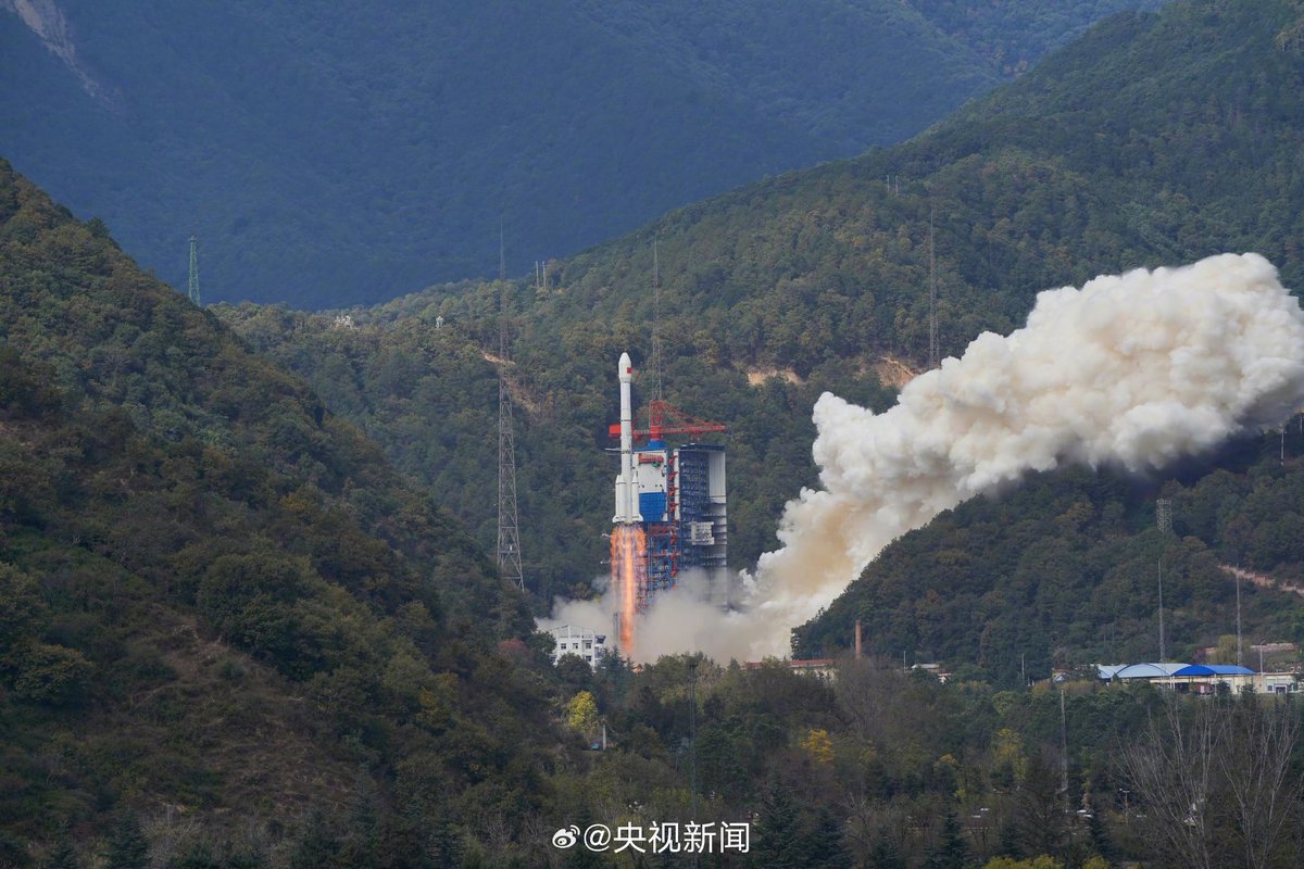 CNSpaceflight's tweet photo. 🚀 Liftoff at 05:56UTC on December 3rd, Long March 3B finished its 100th launch from Xichang after sending TJSW-13 to GTO https://t.co/lHetKFVtsQ