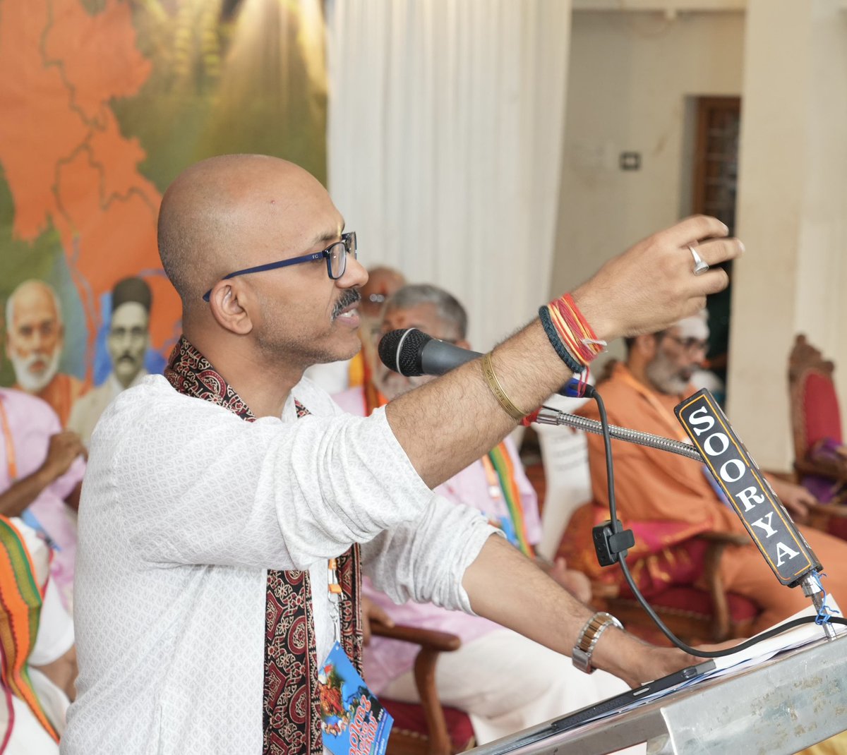 shantanug_'s tweet photo. “The Yogi Model” reaches Kerala ! 

Spoke at Hindu Vichara Sadusu at Kodungallur, Trichur, Kerala in the divine presence of PP Swami Chidanand Puri Maharaj, VHP Kerala President Viji Thambi and other scholars. 

Spoke about the massive infrastructure development, schemes reaching the poor and cultural renaissance in UP under CM @myogiadityanath.

Organizers told that PFI spoiled posters of the event in the city. Police called the organizers multiple times.

Temples are constantly under threat in the left and congress govts in Kerala. Got to know that Cochin Devaswom Board (CDB) has put the land of ancient “Kodungallur Bagavathi Temple” in the name of Alam parambil, son of Kunju mohammed Khader. When hindu groups put legal pressure CDB officials said it might be clerical/technical error. 

BJP/NDA is increasing its vote share in the state. BJP/NDA secured ~20% vote 🗳️ share in Kerala in 2024 general elections. Suresh Gopi Ji is the BJP MP from Trichur now.