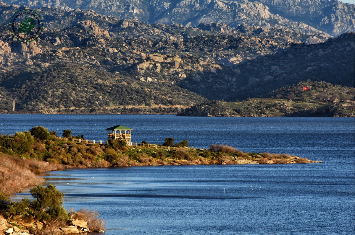 iktm09's tweet photo. The #BafaLake, on the shore of the Beşparmak Mountains, becomes a home for water birds on its shores adorned with reeds.
 
It also hosts bird watchers on the viewing terraces.

📷 IG:cenkceritt  - milliparklar 
https://t.co/cR3sXD5VoU 

#birdwatching
+++ https://t.co/CongtO38kj