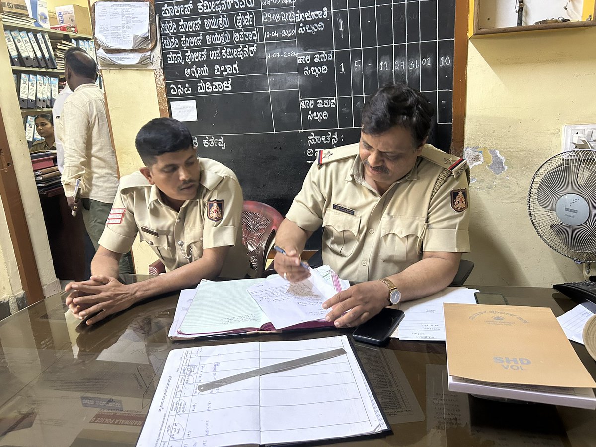 _Tiya___'s tweet photo. My Airpods Pro got stolen from my own house.
Thanks to Vijay Kumar and Narsimhamurthy from Madiwala Police Station @BlrCityPolice @DCPSEBCP for helping me to get the valuable within 20 minutes.
I was skeptical to visit Police station and lost hope of getting it back but thankfully I visited and got back my valuable.