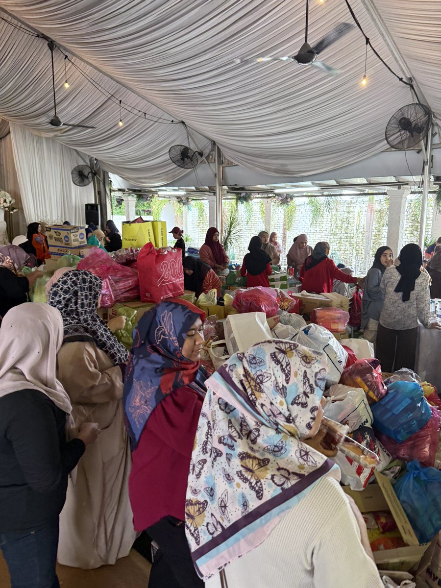 khairulaming's tweet photo. Nak nangis buat live tadi. Masih tak boleh digest the amount of support yang kita terima hari ni. Terima kasih semua orang baik. I cant thank you enough https://t.co/qxrau9yunu