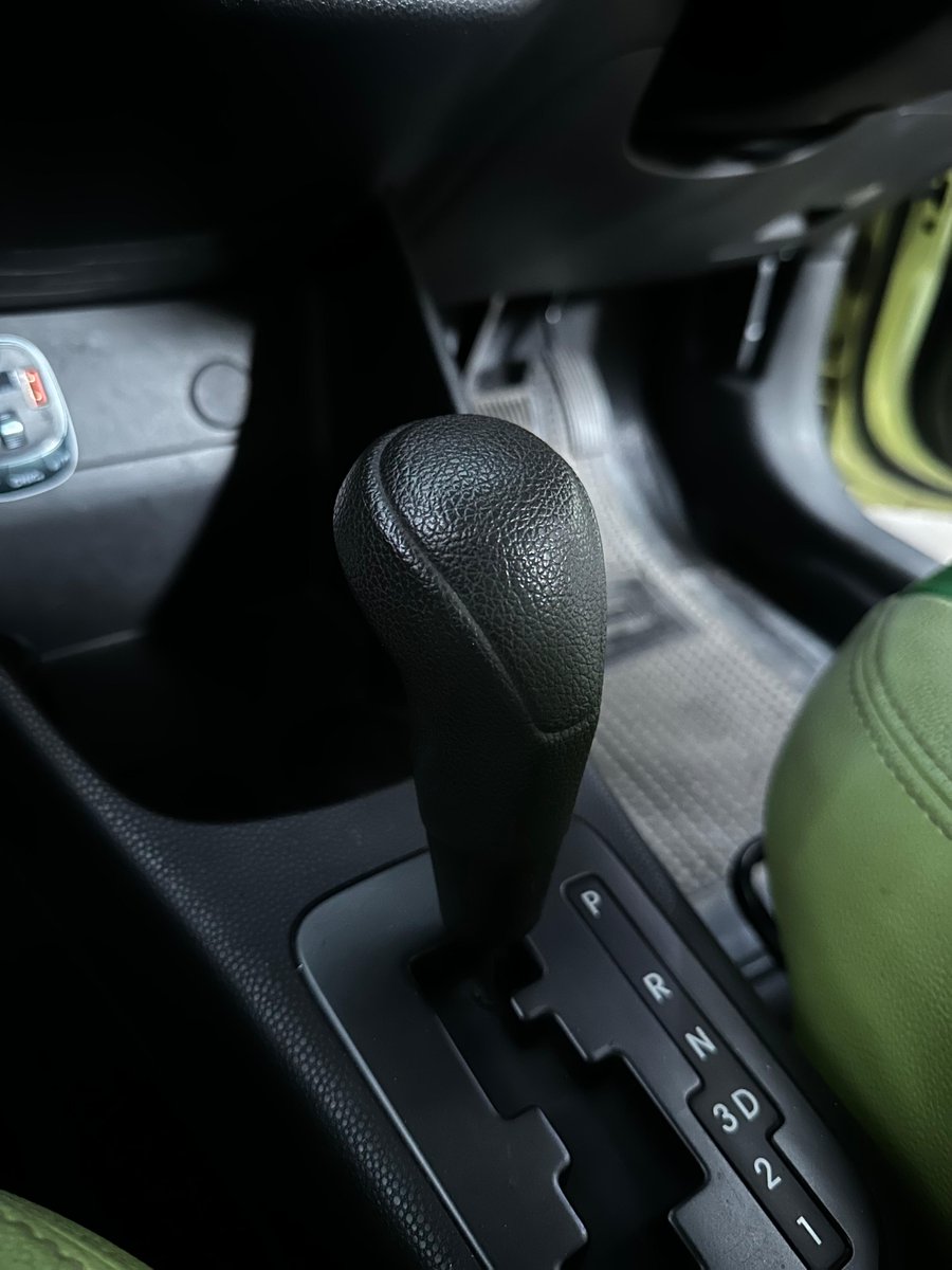 MasMasBiassaa's tweet photo. Dibandingkan sama Mirage, Brio, Etios, March, Splash atau Katana sebagai sesama kutu, sejujurly Picanto ini punya tampang paling gamntenc & build quality yang paling bakoh menurutku, setidaknya pas buka nutup pintu suara "bleg" nya agak lumayan berasa
Selain itu, bahan interior meskipun terdiri dari plastik, plastik & plastik masih keliatan solid & ga kek ember ember banget.

Untuk akomodasi, bagasi Picanto ini mirip kek brio setrikaan, ga muat buat ngangkut mayat, tapi bersyukurlah jok belakang Picanto ini biaa dibikin rata lantai jadi kalo mau bawa mayat errrrr maap, galon setidaknya bisa muat 3 biji

Bicara driving impression, nih mobil jujur cuocok pol buat dipake nonik nonik, soale setire uuuwwentenge pol pakk, jadi dijamin gampang buat parkir di emol emol.

Minusnya mobil ini paling gadikasih HU 2din sama sun visor yang gada cerminnya. Jadi para princess sekalian alamat bakal rodo syulit buat retouch make up didalem mobil ini 🤌🏻

Btw, sisi peredaman pun masih 100% rapetan Picanto dibanding kelas kutu lain, jadi gaperlu kenceng² volume HU-nya, audio udah bisa didenger sambil nyetir

Wes monggo, cocok buat yang baru belajaran nyetir mobil, terutama cewe
Mobilnya unyuk 🫶🏻
--------------------------
KIA Picanto SE 2012 Matic

Full ori 0 spet
Odo 62rb service record
Kunci dobel
Ban serep blm pernah turun
No minus siap pakai

99 Juta Nepisss

https://t.co/9KgdzMcHuX