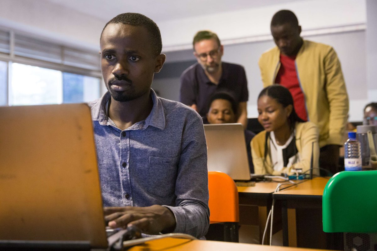 WB_Rwanda's tweet photo. Unlocking Rwanda’s private sector potential is key to sustainable growth.
MSMEs employ 71% of workforce but access just 15% of bank lending.
Boosting digital financial services &amp; reducing startup barriers can drive inclusive economic progress.
Read more: https://t.co/bbUYJTRnNa https://t.co/tQStIkSf96