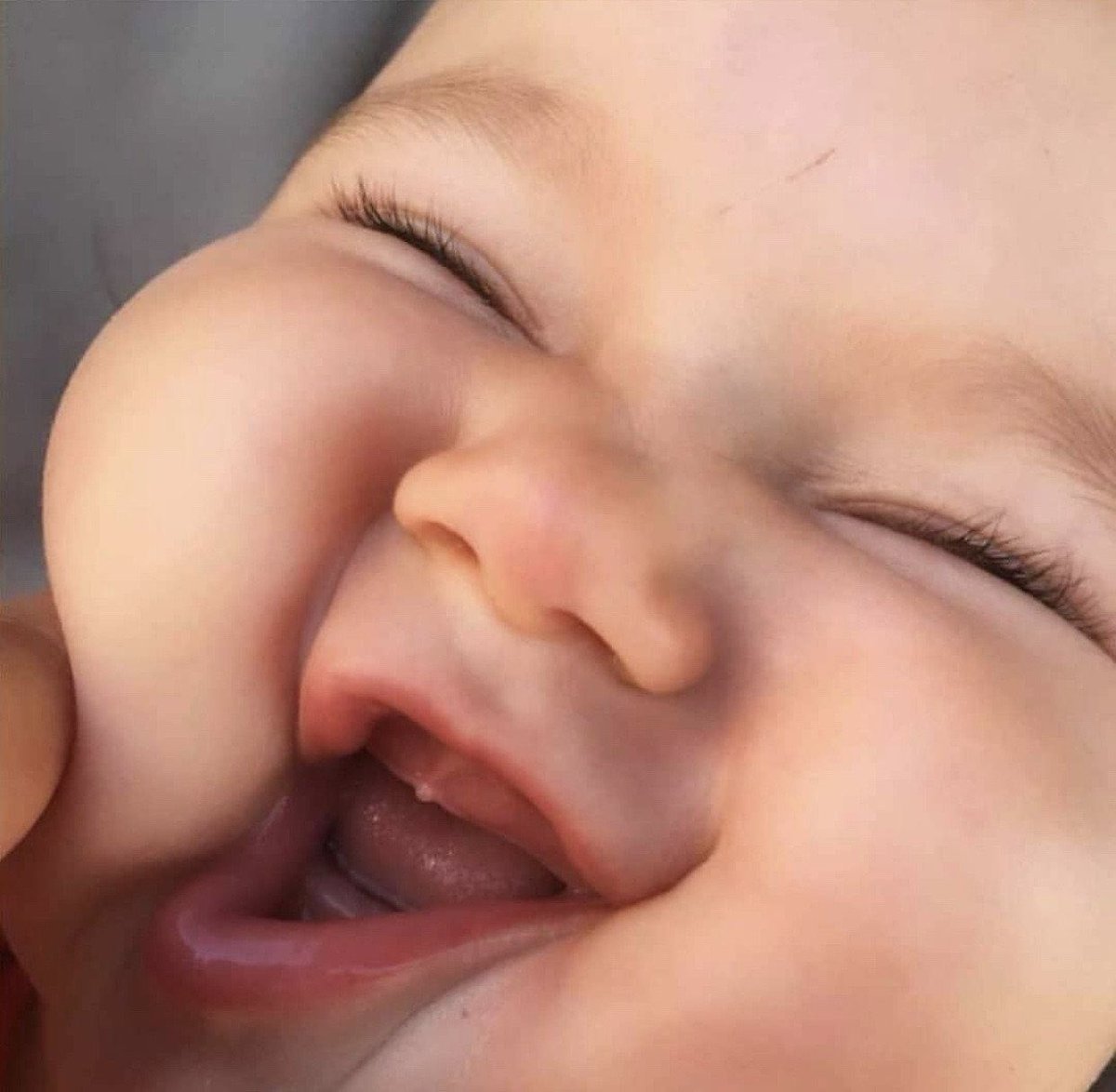 ㅤㅤㅤㅤㅤ
ㅤㅤㅤㅤㅤ  Es la primera vez que muestro el rostro de mí pequeño, pero es para mostrarles que a Baby B le estan saliendo los dientitos. MI BEBE VA A TENER SUS PRIMEROS DIENTES. 
ㅤㅤㅤㅤㅤ
ㅤㅤㅤㅤㅤ