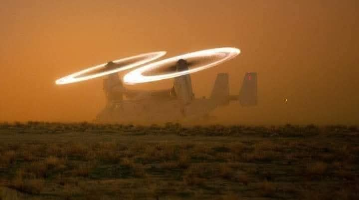 Rattapoom_K's tweet image. Kopp–Etchells effect. High speed rotor wing going through suspended sand particles causing micro sparks