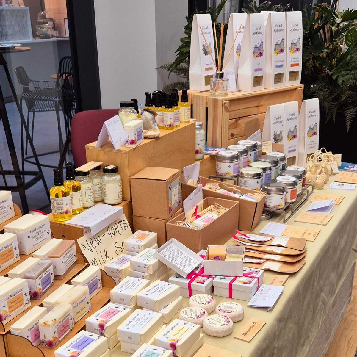 CastellUK's tweet image. Hello 🌸 

Thank you  @bt_uk Cardiff  Capital Quarter for inviting us to your Christmas Market 🎄 and for supporting local small businesses 🩷

We're here until 2pm today

#cardiff #localmaker #localbusiness #handmadegifts
#handmadesoap #soycandles #aromatherapysoap #reeddiffuser