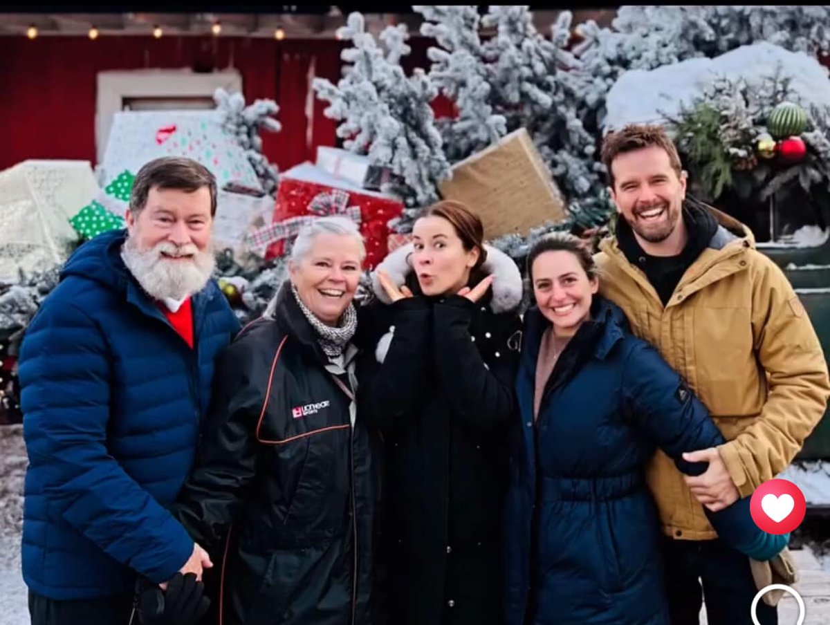 CendonMabel's tweet photo. #TuesdayGraham Good day @GrahamWardle and fans.
There is nothing more beautiful than a united family... they all look radiant 😃... congratulations... a big kiss to Joy and your parents 😘😘. They look completely happy 😄🎄... God bless them all 🙏🙏🙏.
#iloveGrahamWardle https://t.co/TARNaiKtCj
