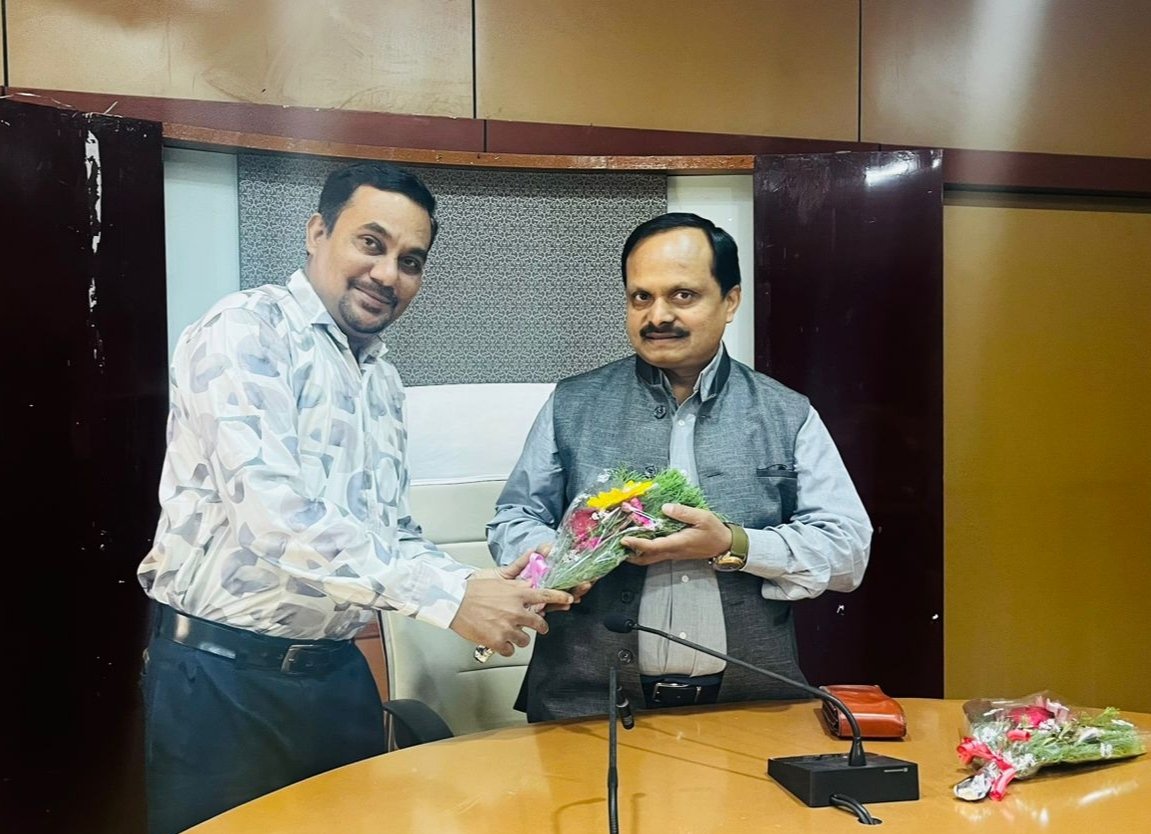 kalpeshvparmar's tweet photo. Heartiest Congratulations to Sh.V.J.Rajput Sir on receiving the National Award for Best officer working for Divyang from the Hon'ble @rashtrapatibhvn President of India Ms Droupadi Murmu  @AccessibleTeam #ProudofGujarat @PMOIndia @CMOGuj @drhemangjoshimp https://t.co/SXBcJ66edl