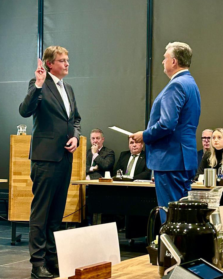 Daniel Joppe volgt Wil Houben op als burgemeester van Voerendaal. Tijdens afgelopen raadsvergadering legde hij de eed af aan gouverneur Emile Roemer. Burgemeester Houben nam op 29 november afscheid en gaat met pensioen. Lees meer: bit.ly/4eYGPA3